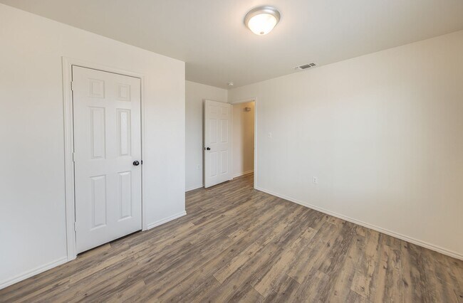 Building Photo - Leasing Special**  MOVE IN READY!