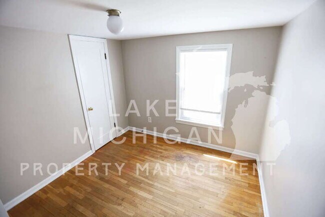 Building Photo - 841 Capen St NE