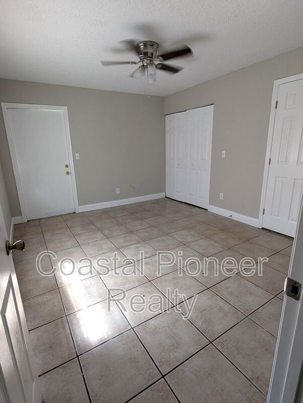 Building Photo - 5828 3rd St E