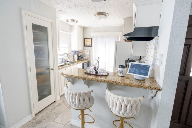 Building Photo - 2022 Crosscoach Ln