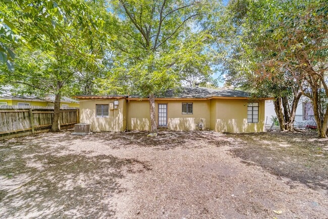 Building Photo - Charming Sycamore Street House