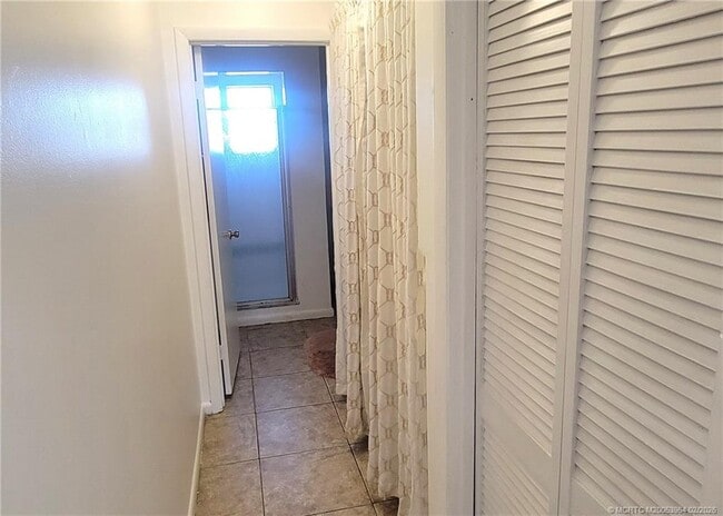 Building Photo - 350 NE Granduer Ave