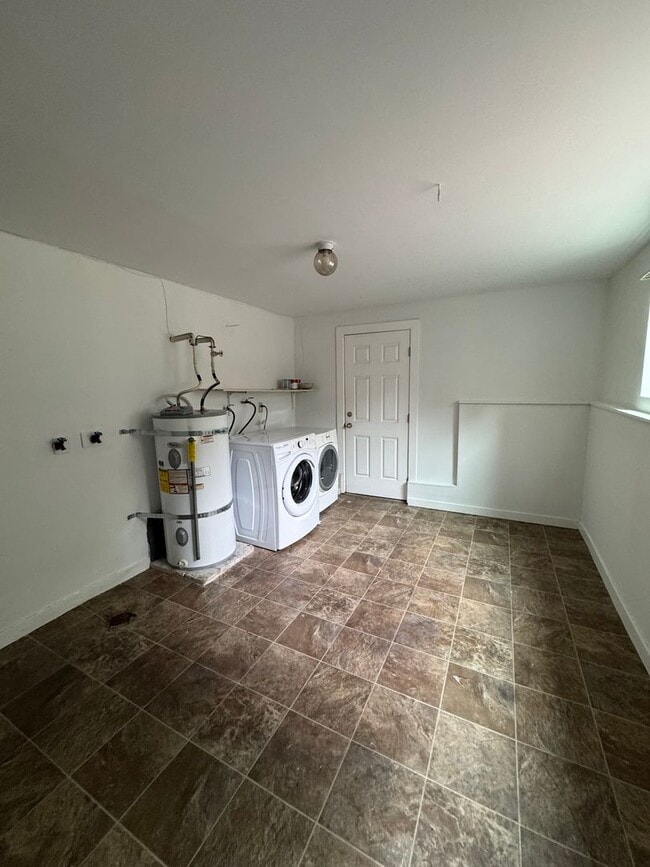 Building Photo - Spacious 4 Bedroom in Beacon Hill!  Lots of Updates, Perfect Location!