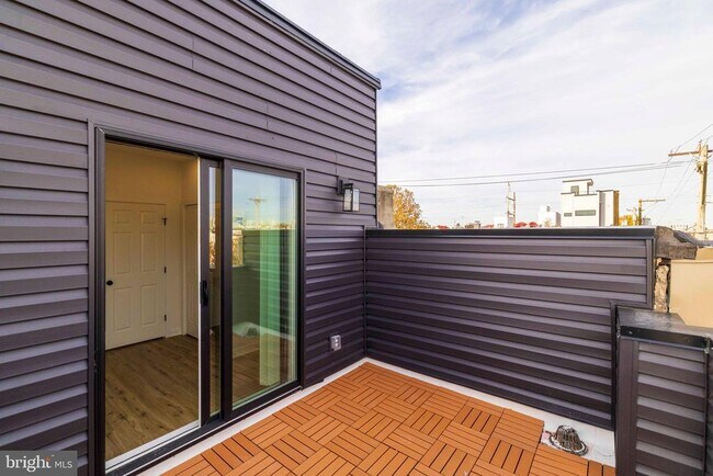 Building Photo - 2350 Moore St