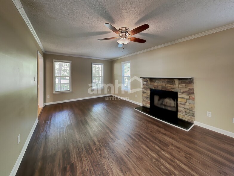 Building Photo - 1609 Middle Ridge Dr