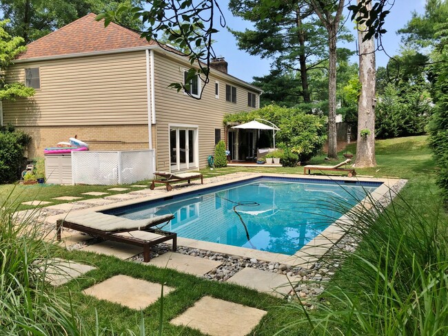 Building Photo - Luxury 5 bed, 3.5 bath with Pool!