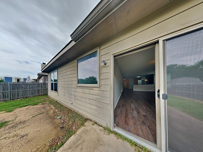 Building Photo - 12509 Patnoe Dr