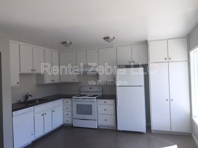 Building Photo - 909 Breton Dr