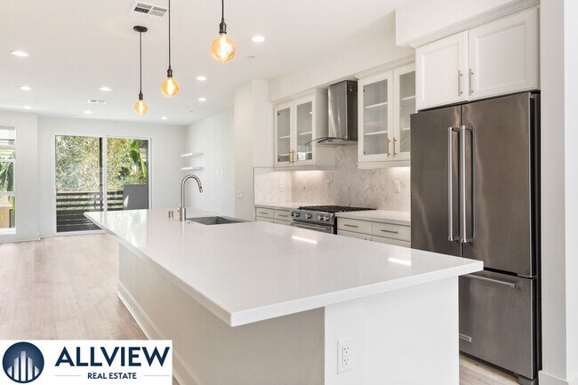 Building Photo - Gorgeous 4 Story Townhome Available in the Highly Desired 17 West Community!