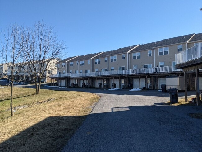 Building Photo - 3 Bedroom Townhouse For Rent in Charming Waynesboro, PA