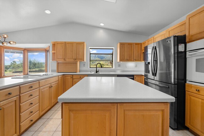 Building Photo - Mountain Views