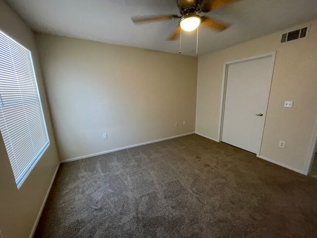 Building Photo - 1 bathroom condo located in the desirable ...