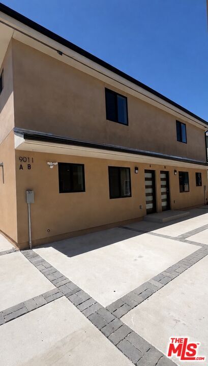 Building Photo - 9011 Holmes Ave
