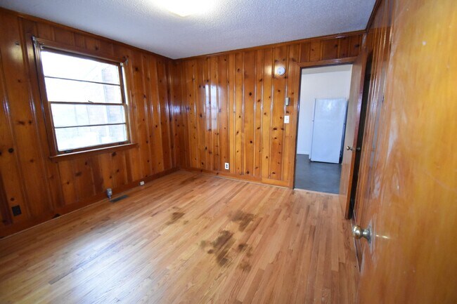 Building Photo - 3 Bedroom Home For Rent Near Madison Street!