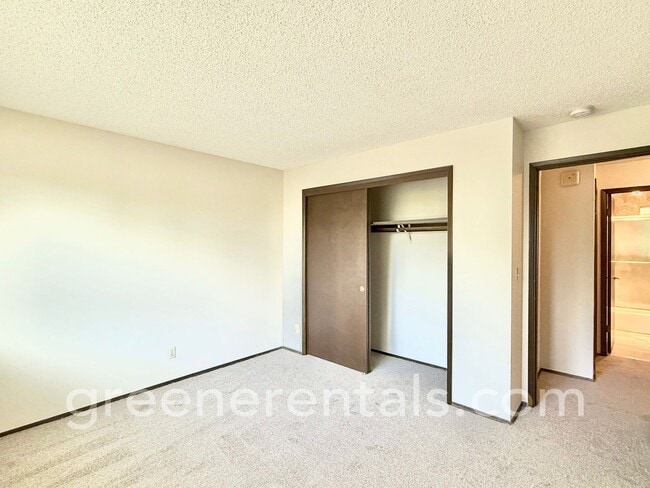 Building Photo - 2-Bedroom 1.5-Bathroom Condo in West Olympia
