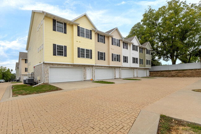 Building Photo - 220 E 37TH St