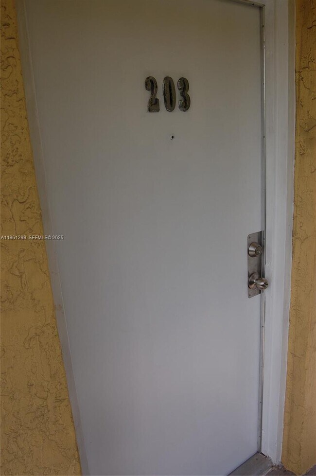 Building Photo - 1334 Collins Ave