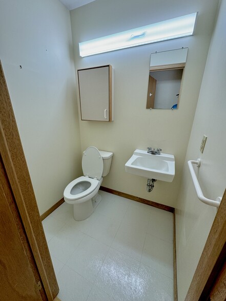 1st floor bathroom - 113 Penny Ln