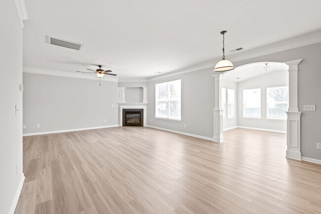 Building Photo - Move-in Ready (Fresh Paint, New Carpet!)