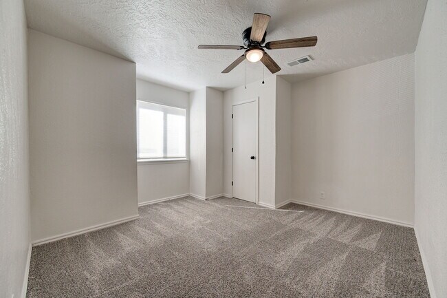 Building Photo - 727 Vicksburg Ave