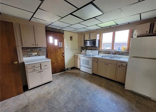 Building Photo - 404 W Cunningham St