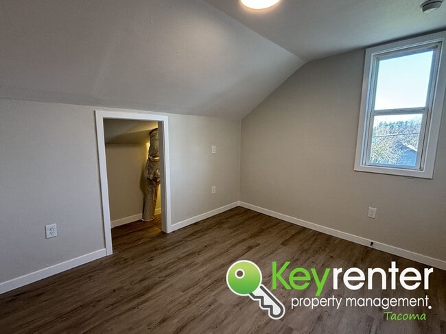 Building Photo - One of a Kind Multi-level Home in Tacoma!