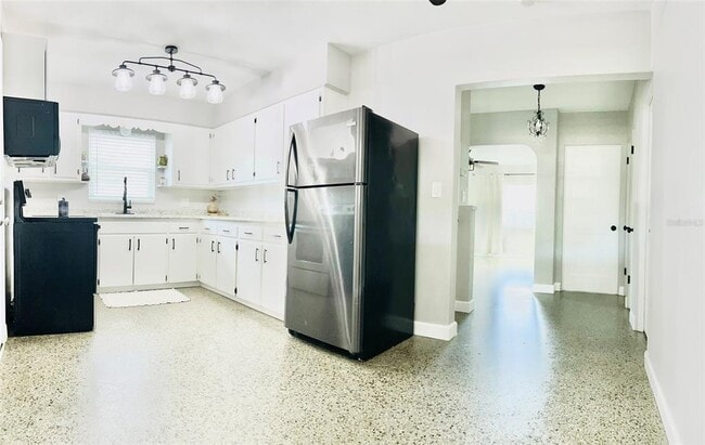 Building Photo - 797 W Harbor Dr S