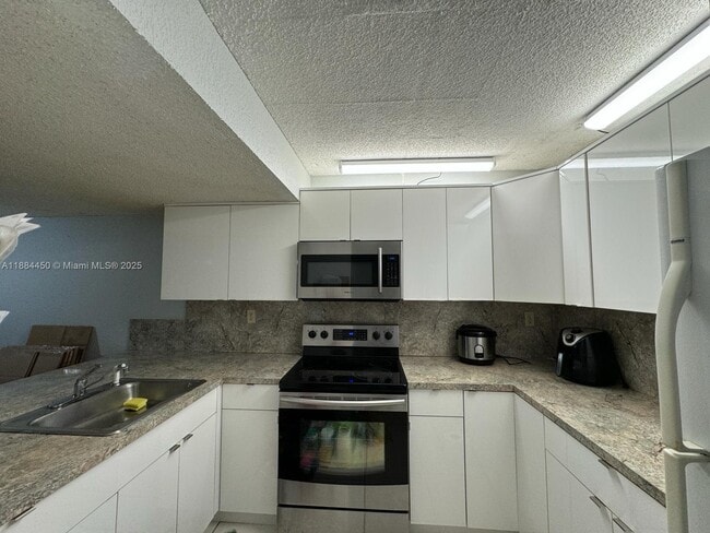 Building Photo - 210 W 68th St