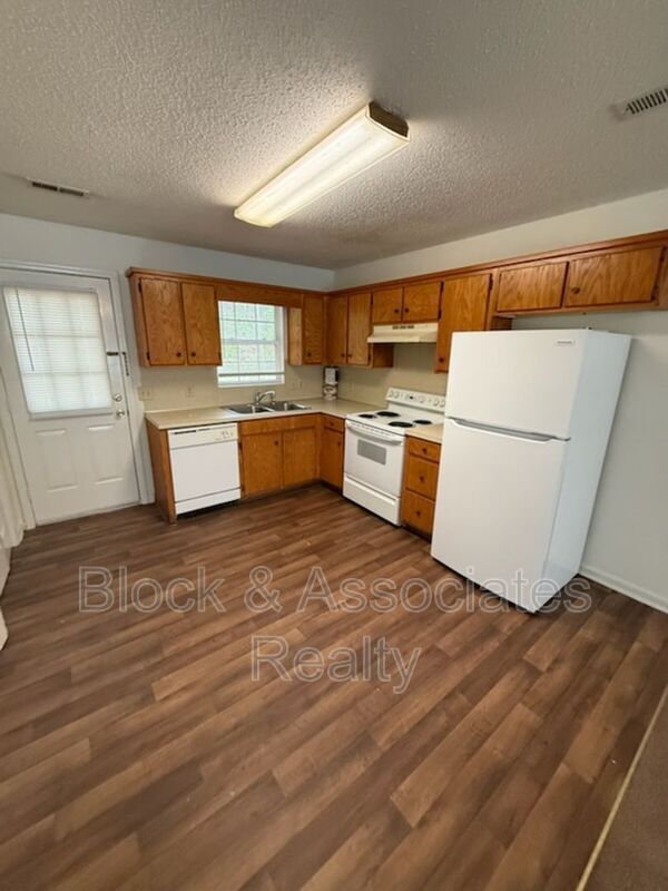 Building Photo - 714 Breeze Hill Rd