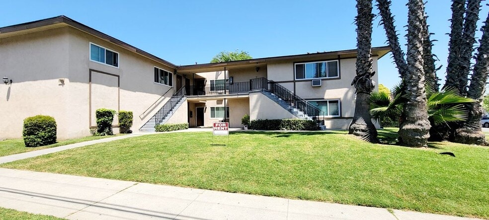 Building Photo - 1028 W F St