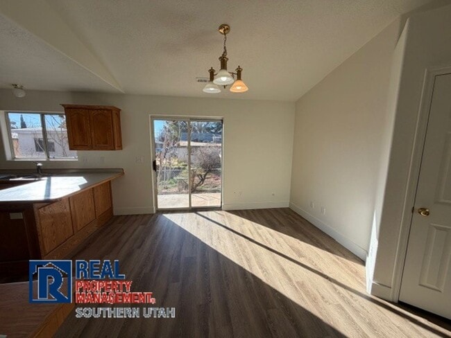 Building Photo - 2 Bedroom downtown