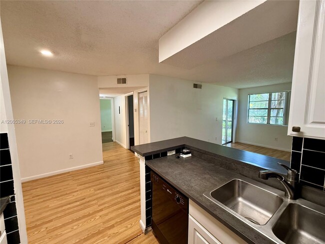 Building Photo - 1237 SW 46th Ave