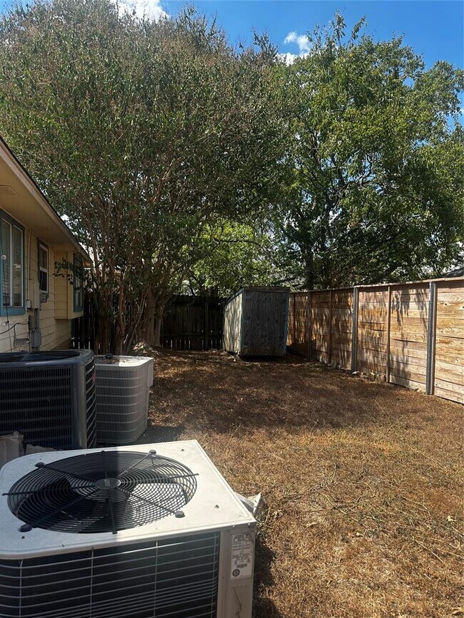 Building Photo - 612 David Curry Dr