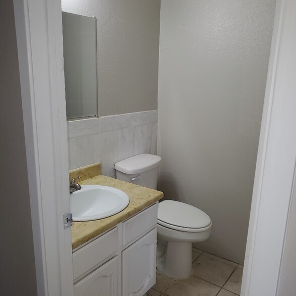 Building Photo - 1046 Lemon Tree St