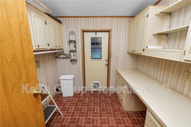 Building Photo - 1706 Fox Hill Dr
