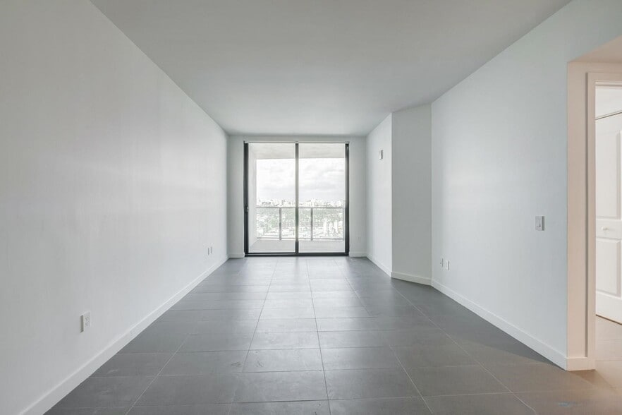 Building Photo - 1600 NE 1st Ave