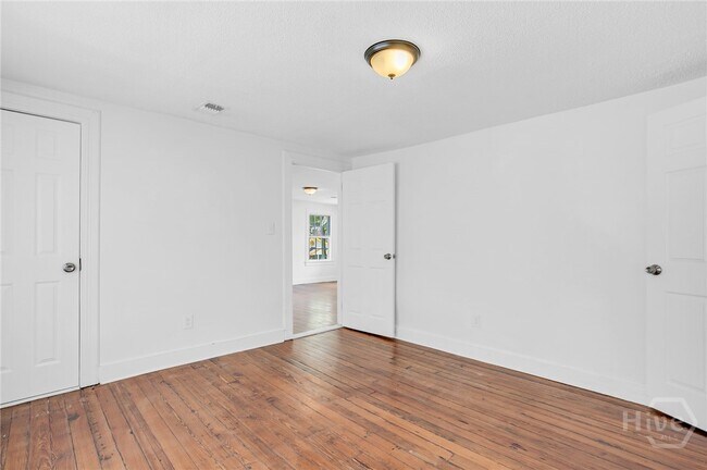 Building Photo - 906 E 39th St