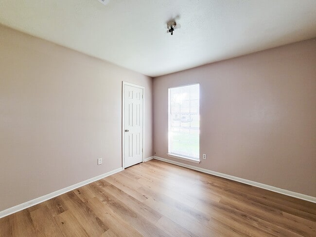 Building Photo - 2114 Yorktown Ct N