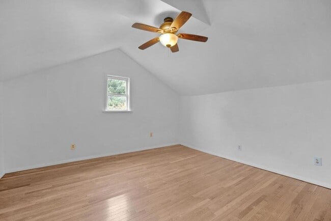 Building Photo - 3 bedroom 2 bath