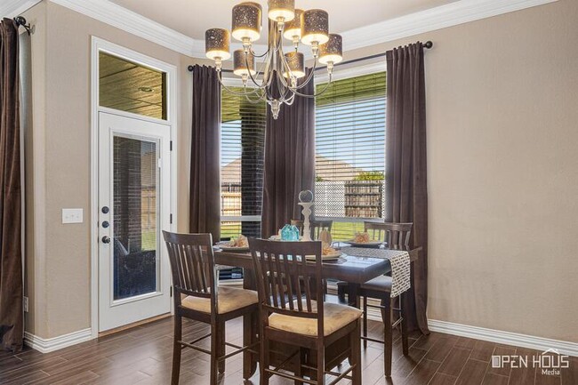 Building Photo - 5009 Lantana Dr