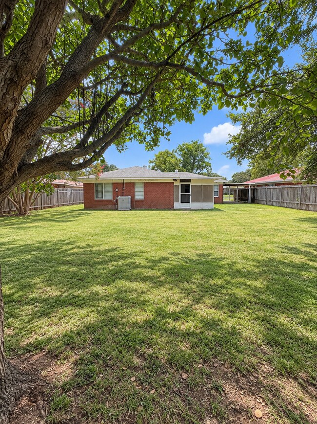 Building Photo - 2505 Douglas Dr