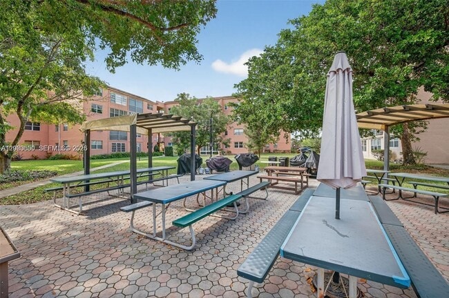 Building Photo - 2860 Somerset Dr