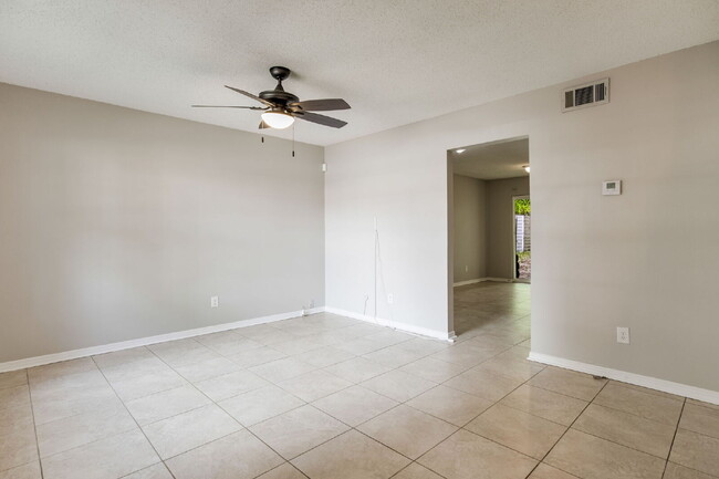 Building Photo - Desirable townhouse centerally located.