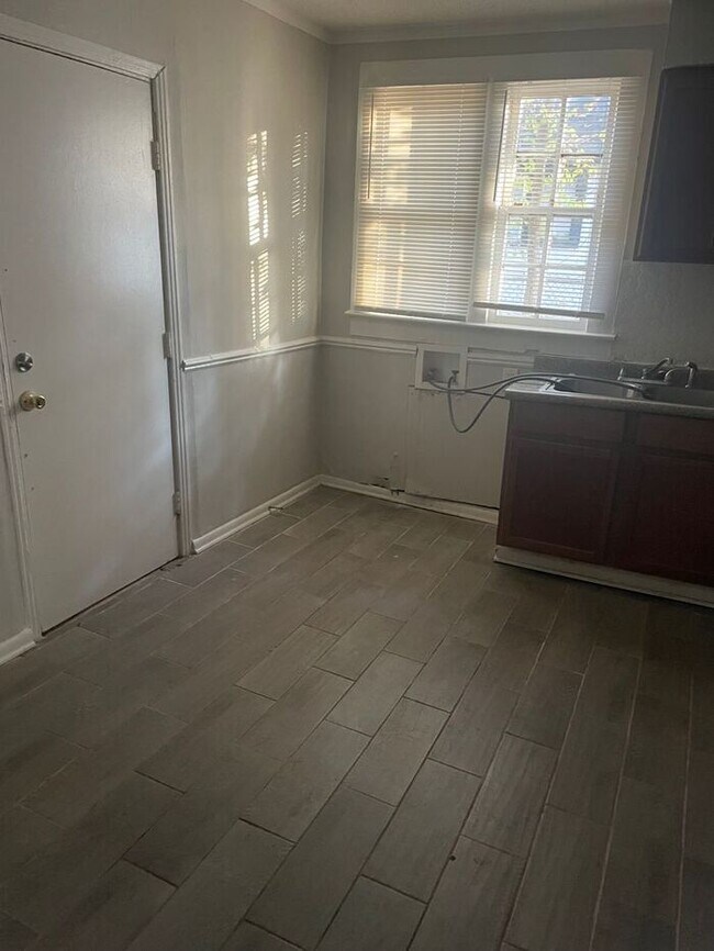 Building Photo - 3BR 1BA Home w/ Central A/C • W/D Hookups • Off-Street Parking in Memphis