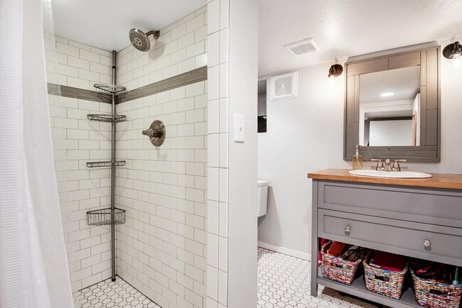 Building Photo - Beautifully Renovated Home in the Berkley ...