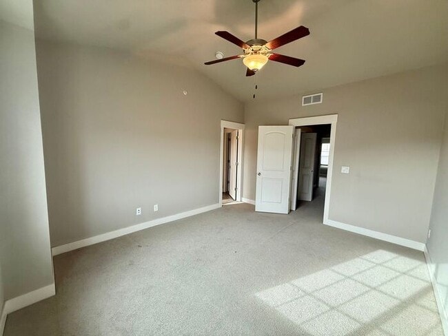 Building Photo - This townhome-style condo truly has it all!