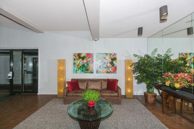 Building Photo - Canterbury Place - Fully renovated with hi...