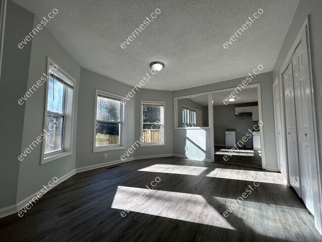 Building Photo - Charming 3-Bedroom, 2-Bathroom Home / Pet-...