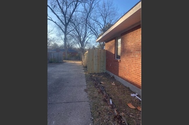Building Photo - Clean Three Bedroom/One Bath