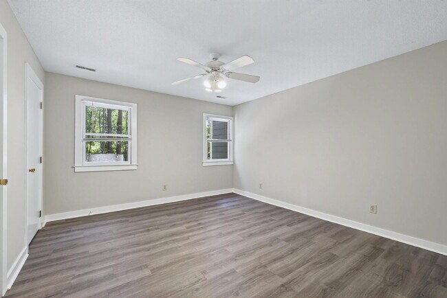 Building Photo - 5541 Kaplan Dr